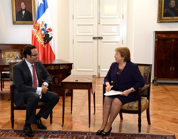 هاشم الشوا يلتقي رئيسة جمهورية تشيلي ميشيل باشلي ويبحث معها سبل التعاون المشترك والأوضاع الاقتصادية في فلسطين