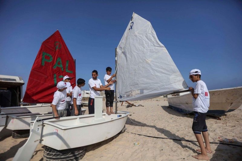 بنك فلسطين يقدم رعايته لفعاليات بطولة ودورة متخصصة في ركوب وقيادة القوارب الشراعية على شاطئ بحر غزة 