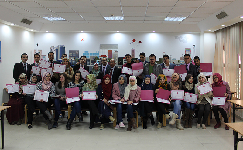 Bank of Palestine concludes a series of training courses on banking risks, buying and selling currency futures and banking qualification for university students 